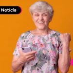 Idosa feliz que aposentadoria e bpc são pagos hoje dia 25 de setembro.