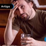 Homem alcoólatra com semblante triste.