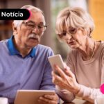 Casal de Idosos sentados olhando para o celular.