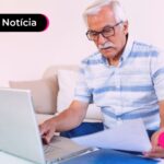 Idoso lendo sobre auxílio-doença.