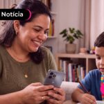 Mãe ao lado de seu filho feliz com o novo Auxílio Mãe Atípica.