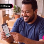 Homem com camiseta azul fazendo uma transferência pix.