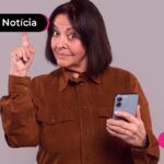 Mulher com dedo levantado pra cima.
