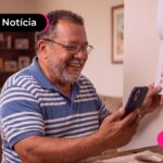 Idoso na sala de casa conferindo o calendário.