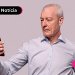 Idoso fazendo a biometria do INSS.