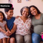 Família feliz que recebeu Bolsa Família.