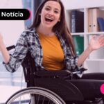 Pessoa com paralisia nas pernas, feliz pelo aumento do BPC.