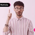 Homem com dedo levantado pra cima e de boca aberta.