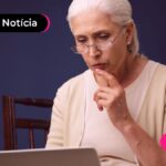 Idosa analisando imposto de renda para aposentados que trabalham.