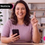 Mulher feliz com dedo pra cima.