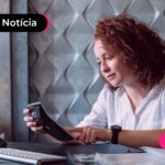 Jovem usando cupom no Mercado Livre ao negociar dívidas no Serasa limpa nome.