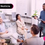 Gestor auxiliando várias pessoas sobre saúde mental.