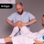 Profissional examinando paciente na sua recuperação.