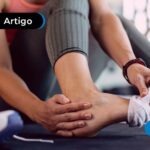 Mulher sentada examinando seu tornozelo.