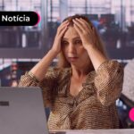 Mulher sentada colocando as mãos na cabeça expressando preocupação.