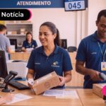 Pessoas trabalhando em uma distribuidora de correios.