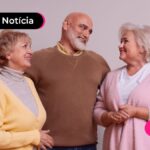 Idosos felizes que ganharam isenção pela justiça.