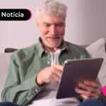 Beneficiário do INSS lendo sobre novos atendimentos presenciais em agências.