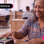Idosa em atendimento em agência do INSS.