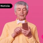 Idoso lendo sobre maciça de setembro.