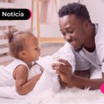 Pai brincando com filha bebê.