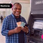 Idoso na caixa eletrônica sacando dinheiro.