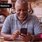 Beneficiário do INSS feliz com pagamento de agosto concluído.