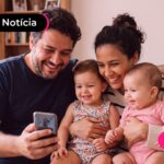Família reunida na sala olhando para o celular.