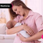 Mãe com bebê no colo.