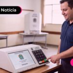 Senhor de camisa azul ao lado de uma urna eletrônica.
