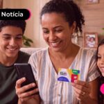 Mãe com filhos vendo o reajuste do bolsa família.