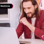 Homem feliz que receita liberou lote residual.