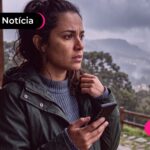 Mulher lendo listas das cidades que chegou o Saque-calamidade do FGTS.