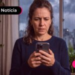 Mulher lendo sobre saque calamidade do FGTS.