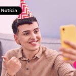Aniversariante de setembro feliz com saque-aniversário FGTS.