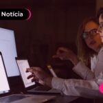 Pessoas de jaleco branco olhando para o noteboock.