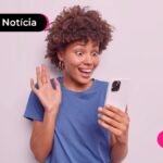 Mulher feliz sabendo quando o salário vai cair.