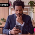 Homem de trajes sociais expressando uma feição de dúvidas.