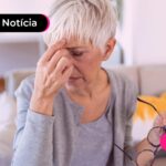 Idosa segurando um óculos e mostrando feição de preocupação.