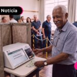 Idoso indo votar como prova de vida.