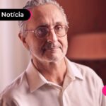 Senhor de óculos vendo que após 1 ano de fraude do INSS governo começou as devoluções.