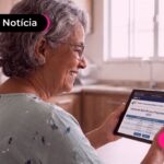 Idosa sorrindo e conferindo tabela de beneficos do INSS.