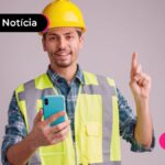 Homem trabalhador lendo mudança de regras do FGTS.