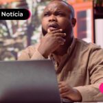 Trabalhador pesquisando sobre feriado de 12 de outubro.