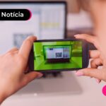 Pessoa lendo qr code pra pagar antecipado a fatura do cartão.