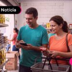 Pessoas fazendo compra em mercado no Brasil.