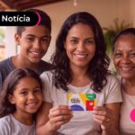 Família reunida sorrindo para a foto.