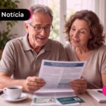 Casal de idosos com 60 anos lendo sobre seus direitos.