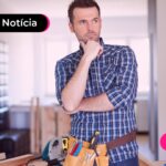 Homem suando uma camiseta xadrez e um cinto de ferramentas.