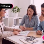 Casal conversandoc om atendente para entender condições do Desenrola 3.0